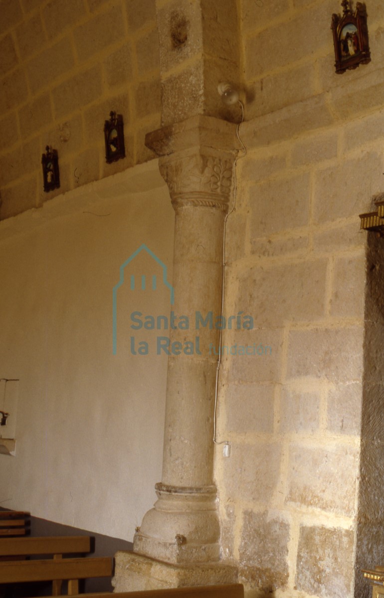 Interior. Columna