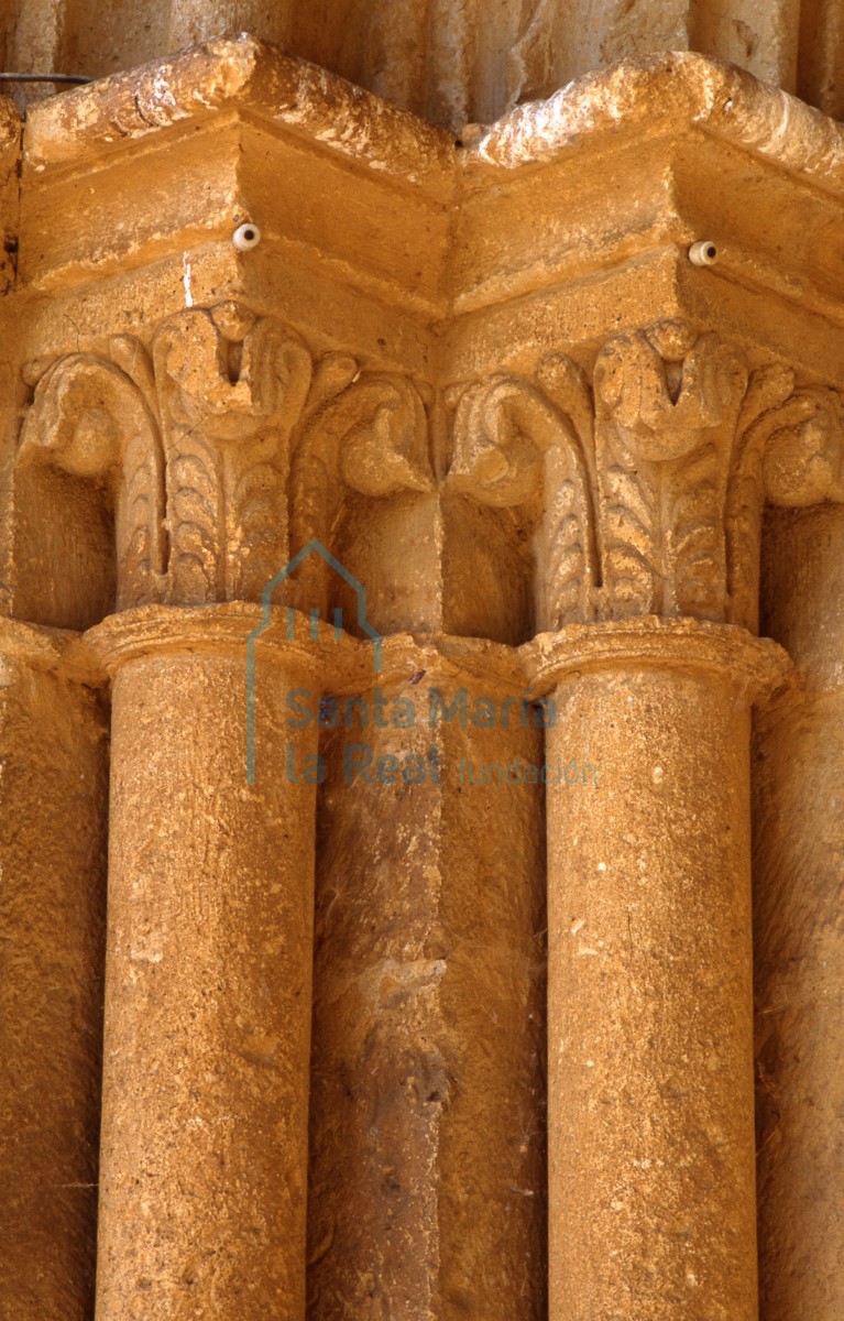Capiteles. Portada