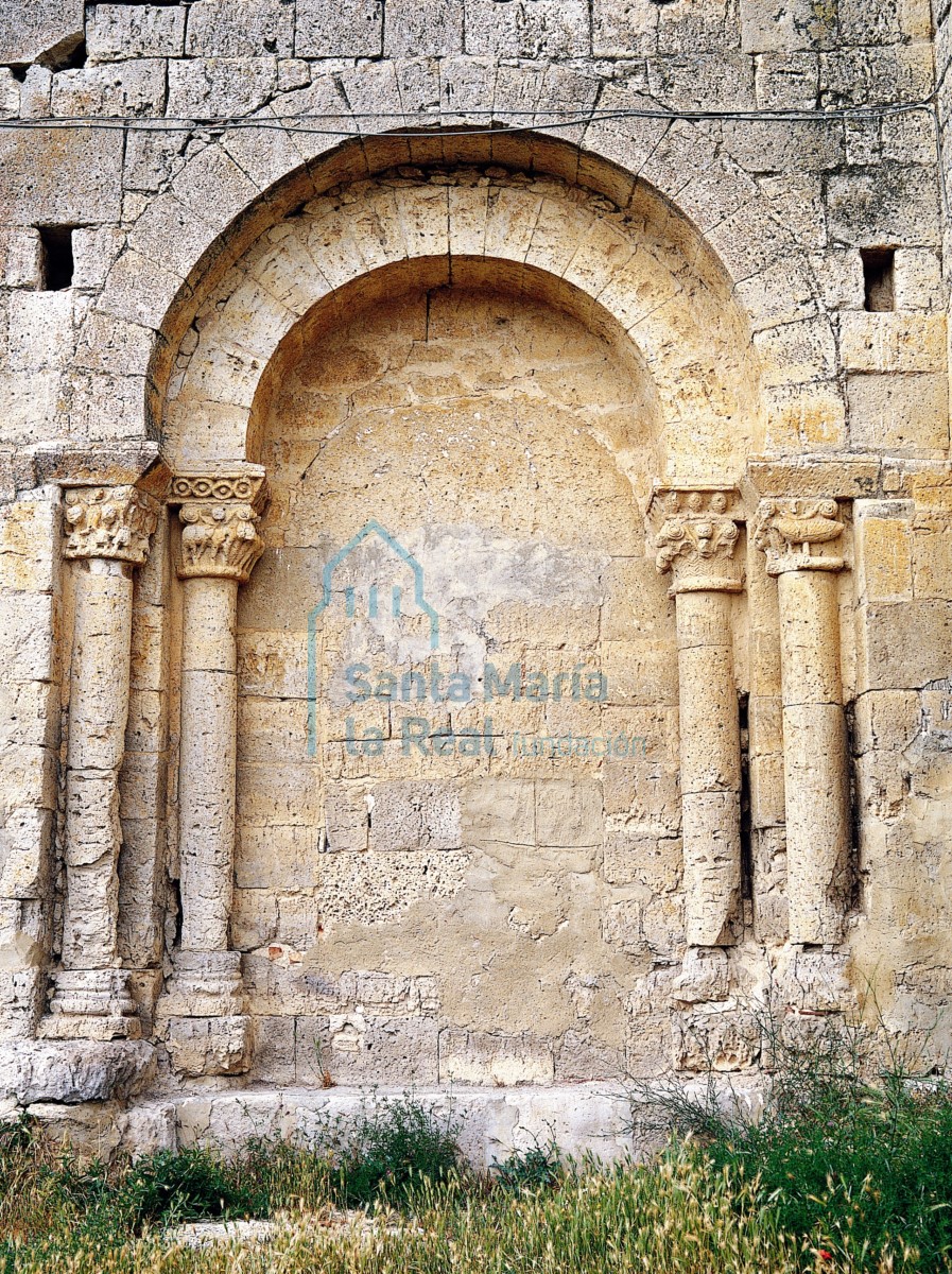 Acceso oriental del pórtico