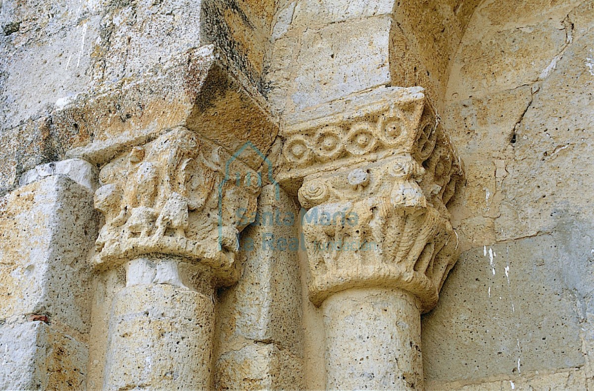 Capiteles de la portada este del pórtico