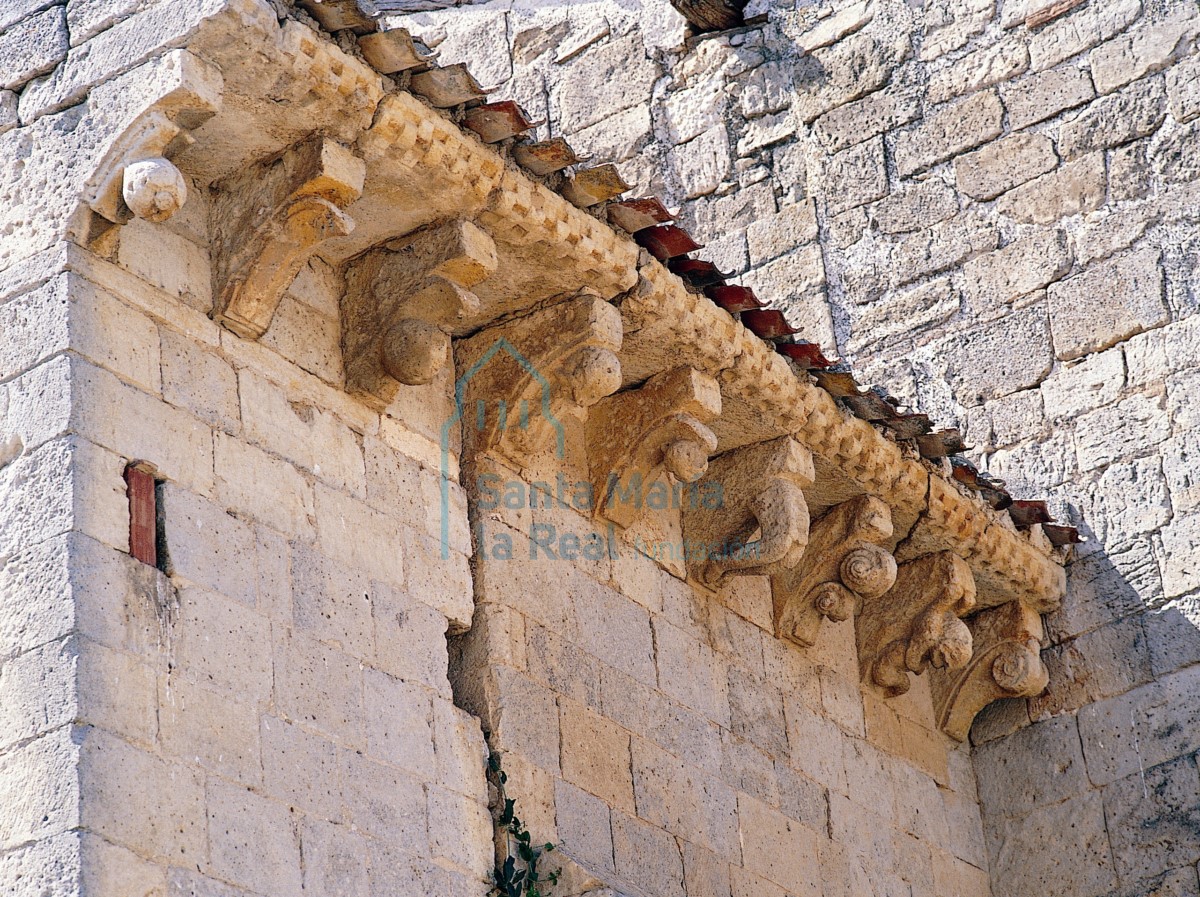 Canecillos de la cabecera