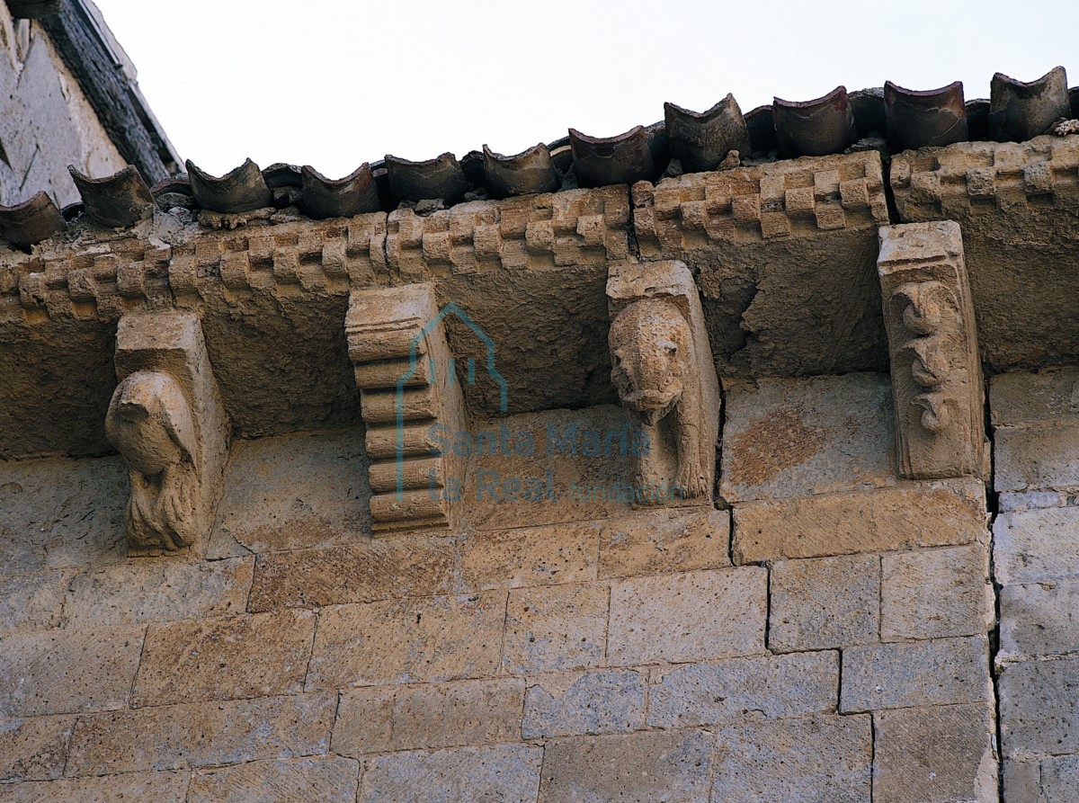 Canecillos de la cabecera
