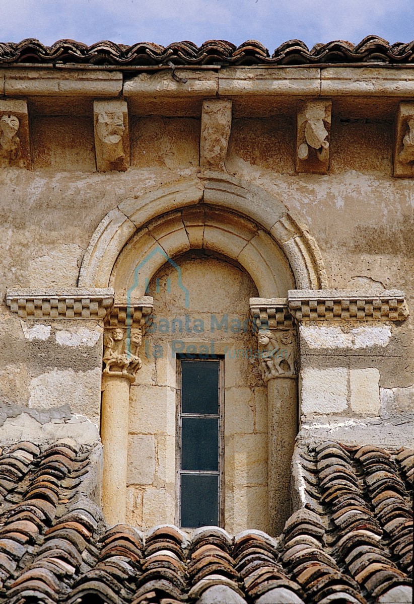Ventana del muro sur de la nave