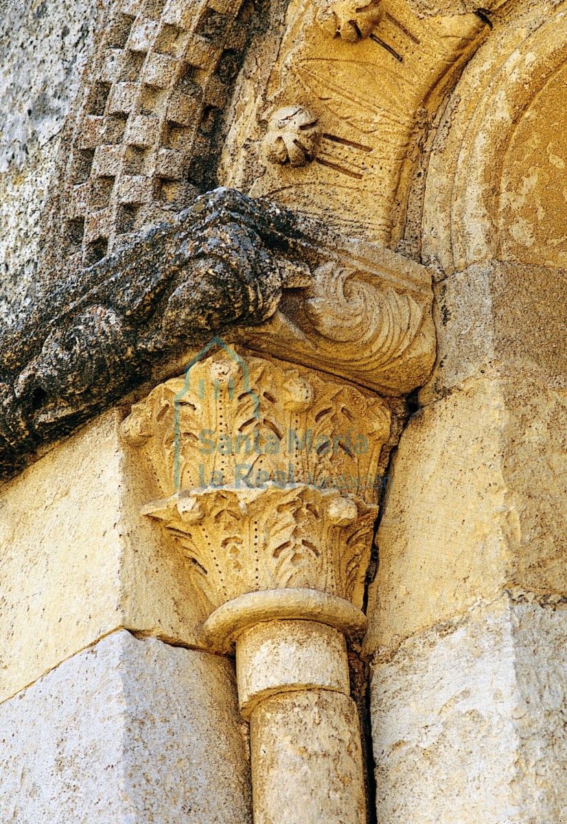 Capitel de una de las ventanas del ábside