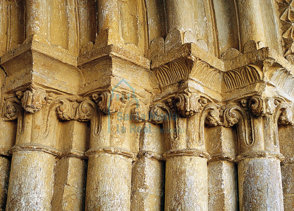 Capiteles de la portada