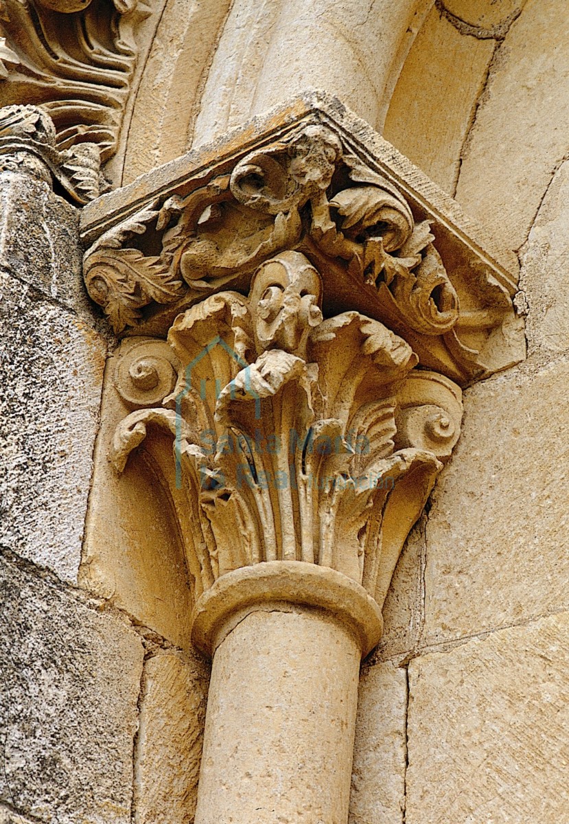 Capitel de la ventana absidal