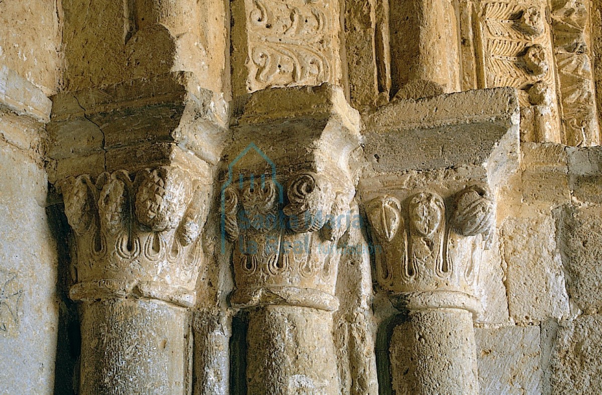 Capiteles de la portada