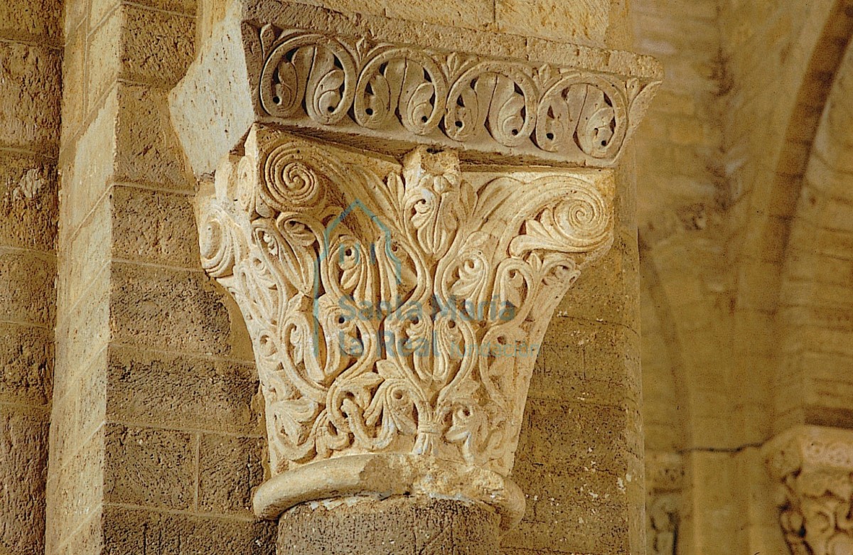 Capitel vegetal del interior
