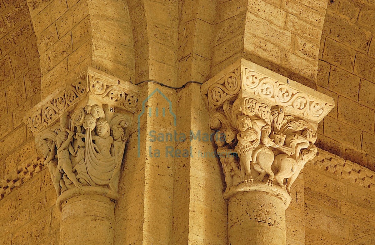 Capiteles restaurados del interior