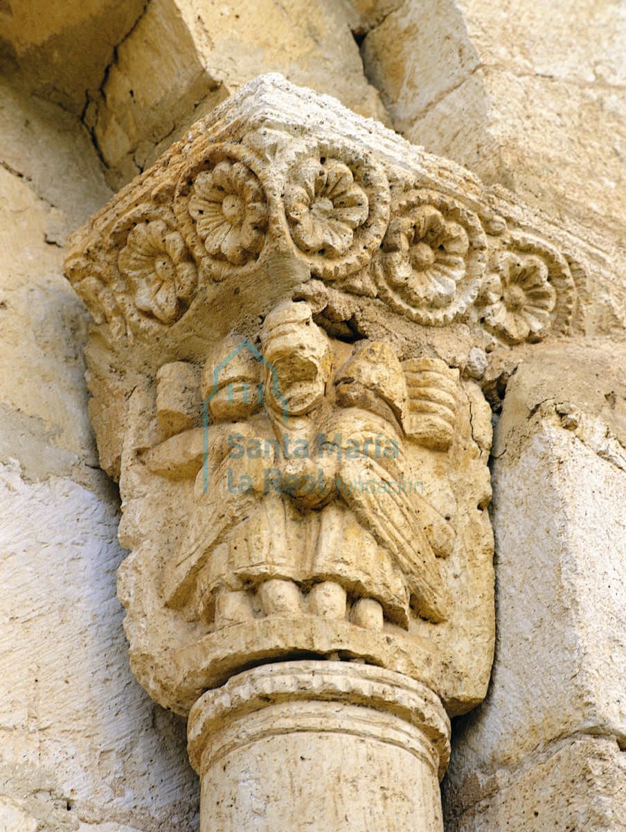 Capitel de la ventana absidal