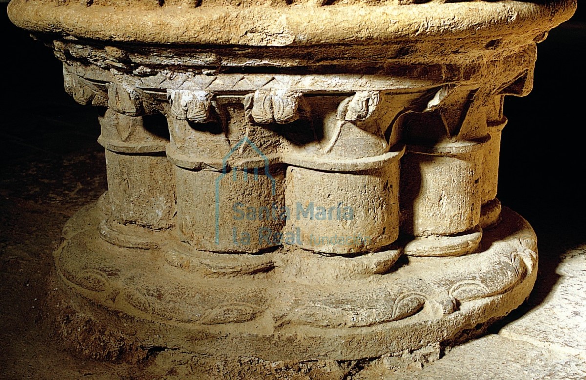 Detalle del basamento de la pila