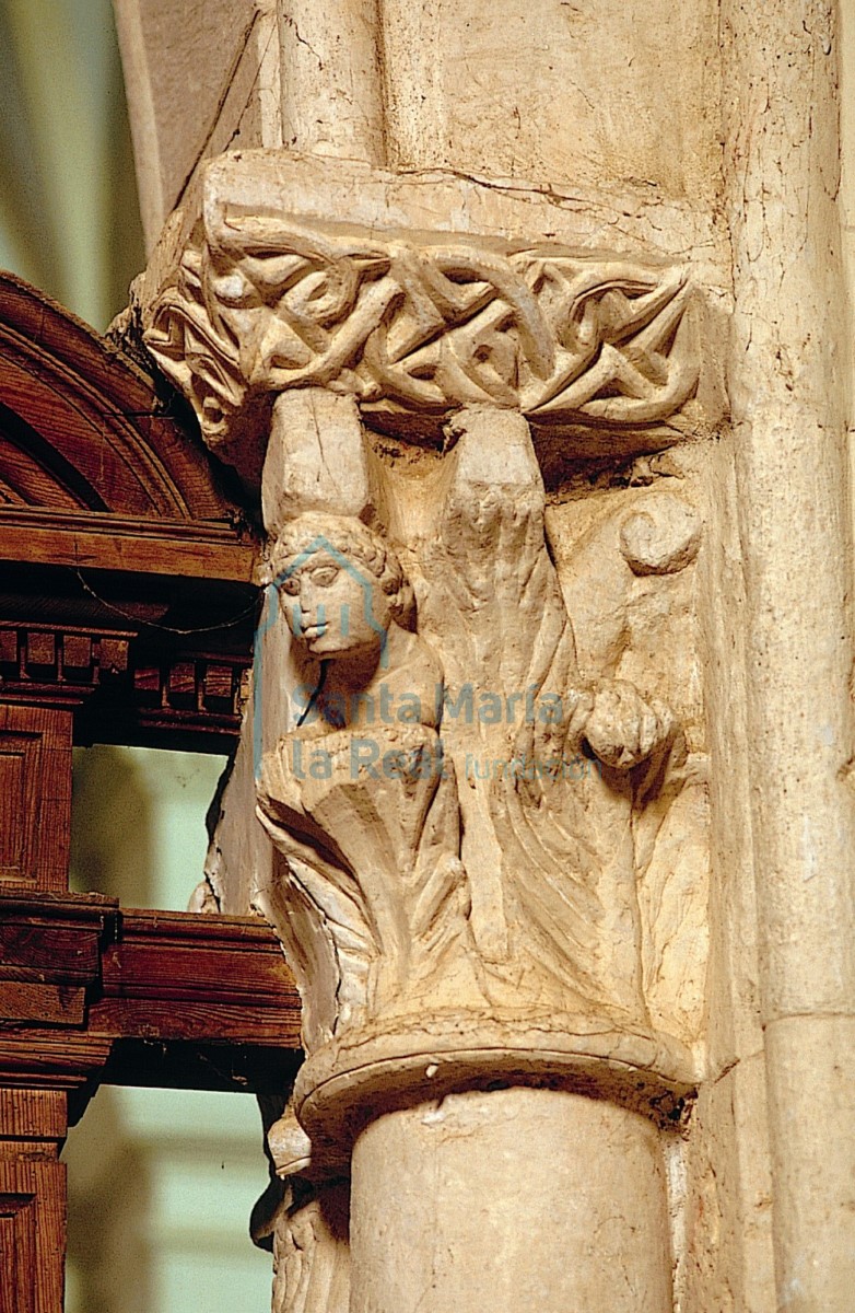 Capitel sobre la estatua-columna del lado derecho