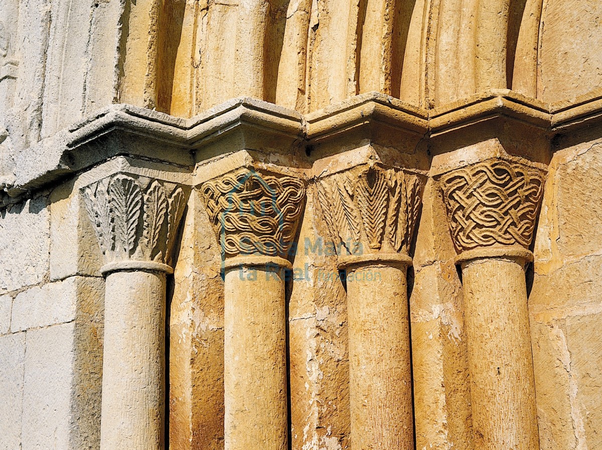 Capiteles de la portada