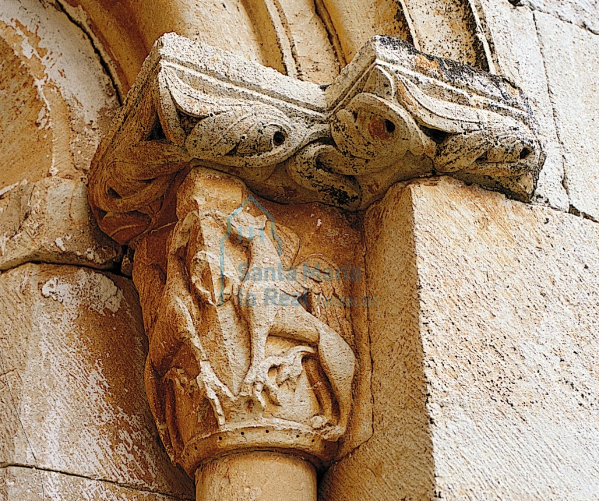 Capitel de la ventana absidal