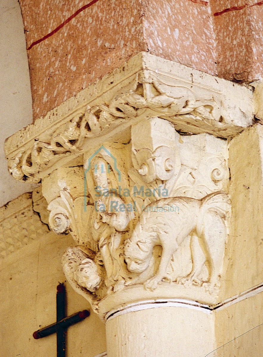 Capitel del arco triunfal con Daniel en el foso