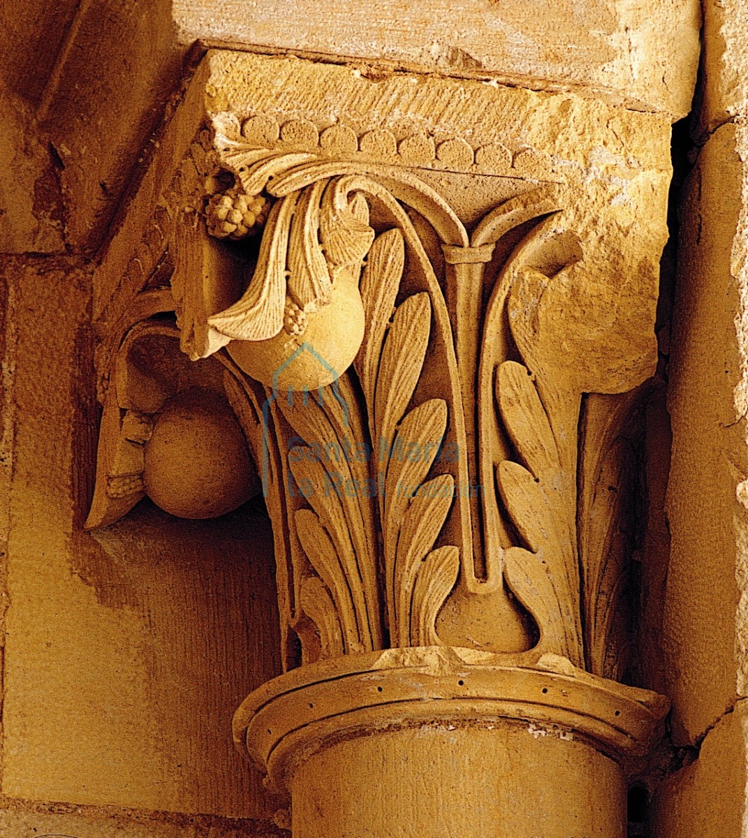 Típico capitel vegetal del repertorio ornamental de San Andrés de Arroyo