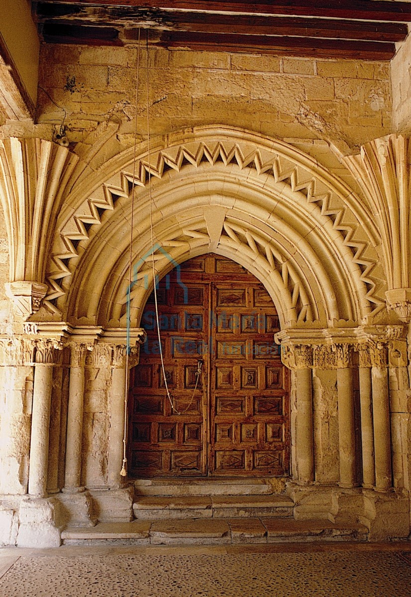 Portada de acceso a la iglesia desde el claustro