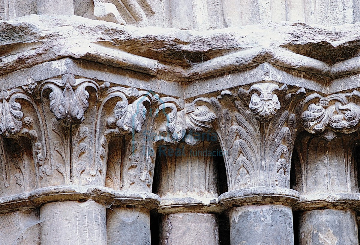 Portada meridional, detalle de los capiteles