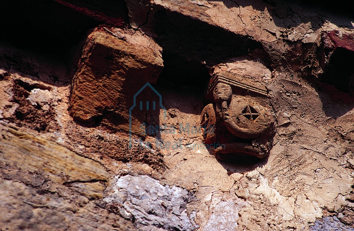 Capitel reutilizado como canecillo en el muro este de la cabecera