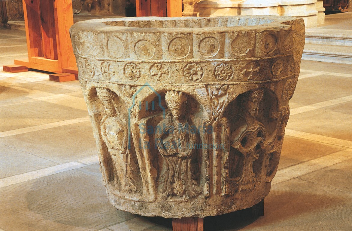 Pila bautismal, actualmente en el Museo del Retablo de Burgos
