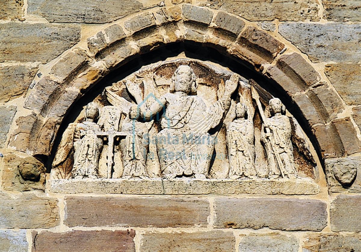 Tímpano empotrado en la torre de San Miguel