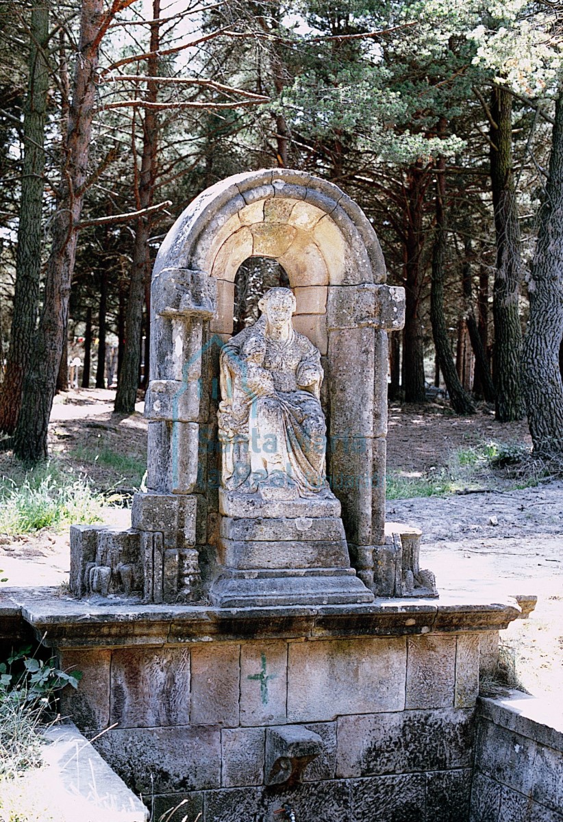 Restos escultóricos reutilizados procedentes de Nuestra Señora del Llano