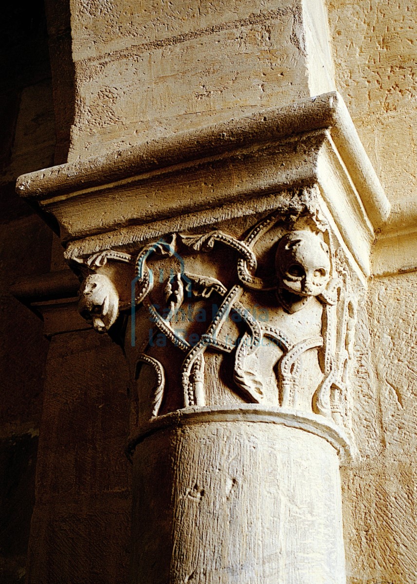 Capitel de uno de los formeros de la nave