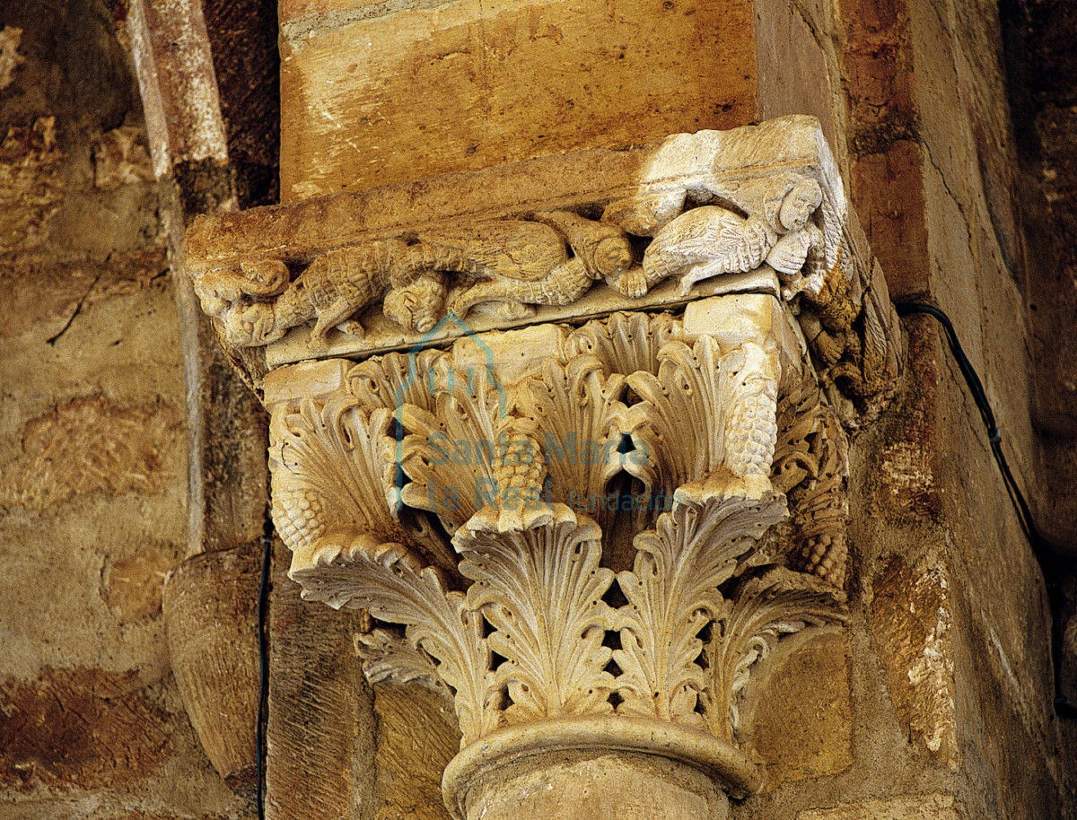 Capitel vegetal del arco triunfal