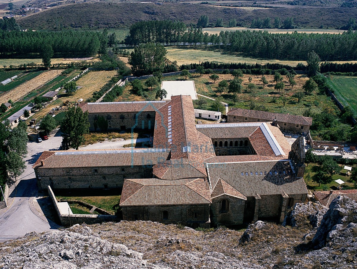 Vista general del monasterio desde la Peña Longa