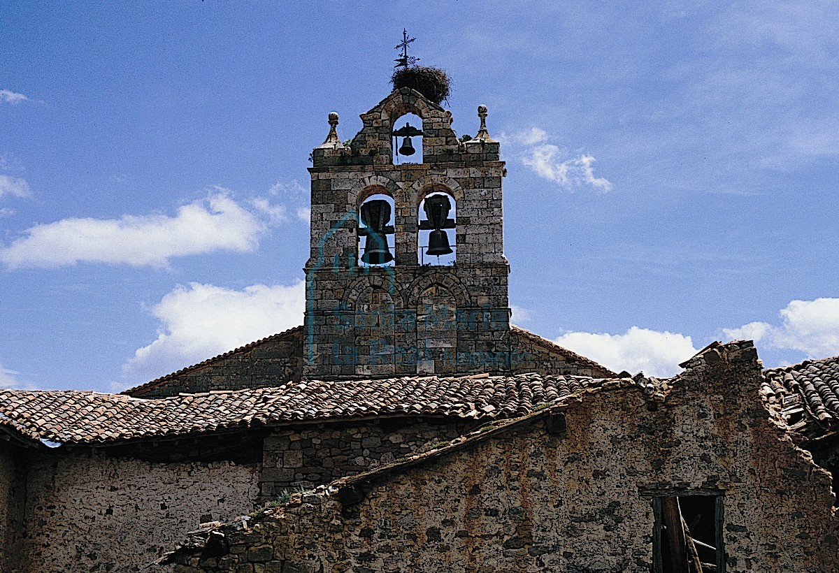 Restos de la antigua espadaña