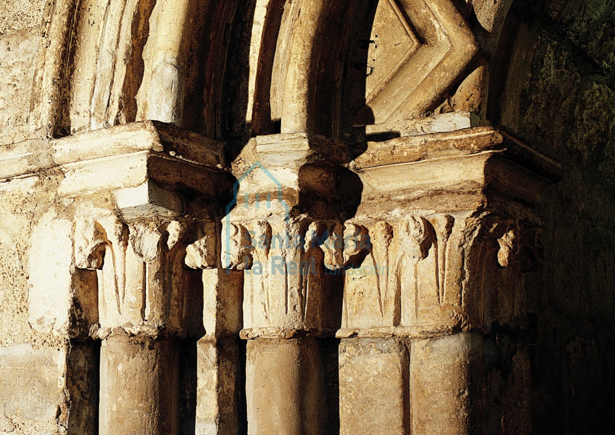 La portada de Iglesia de Santa Eugenia de Cenera en su actual ubicación. Detalle de los capiteles
