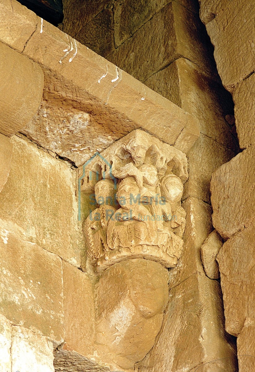 Capitel románico reutilizado