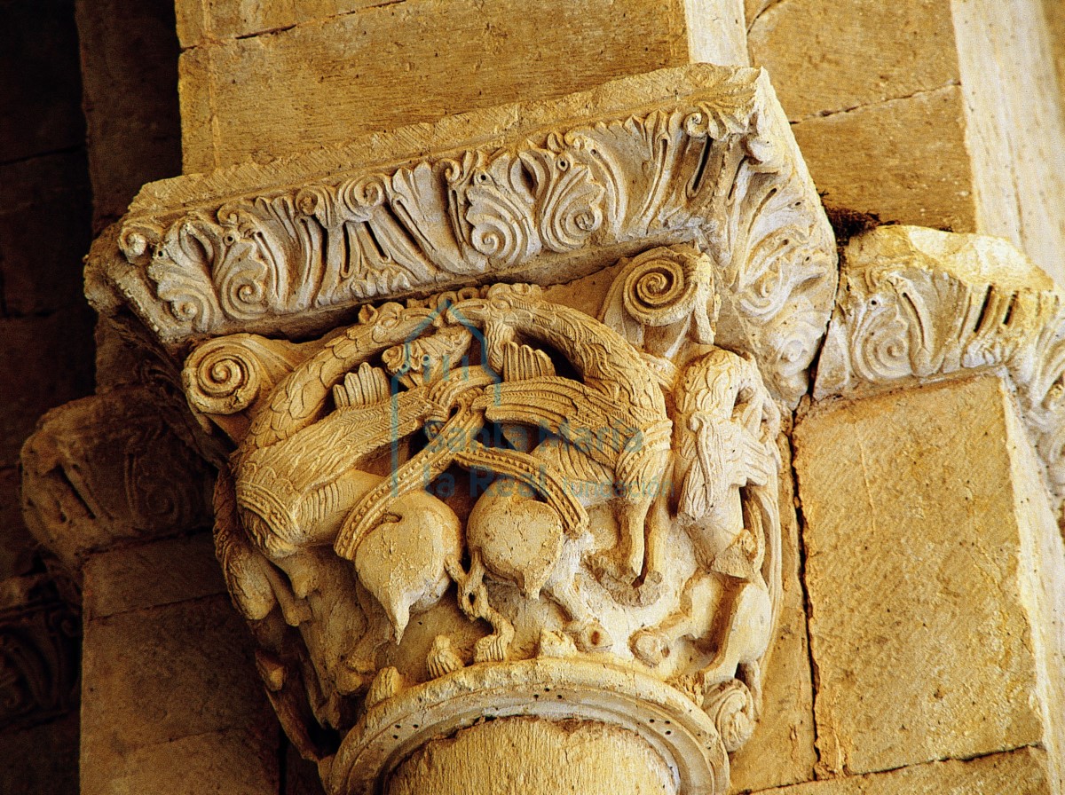 Capitel del arco triunfal con grifos afrontados Capitel del arco triunfal con grifos afrontados