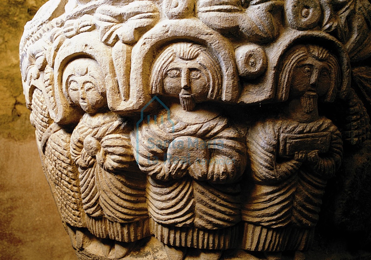 Detalle de la pila bautismal