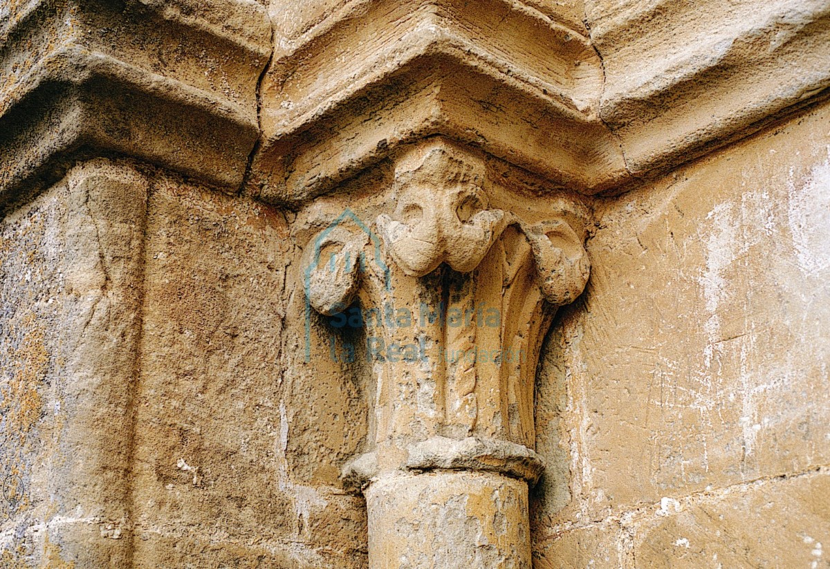 Capitel de la portada