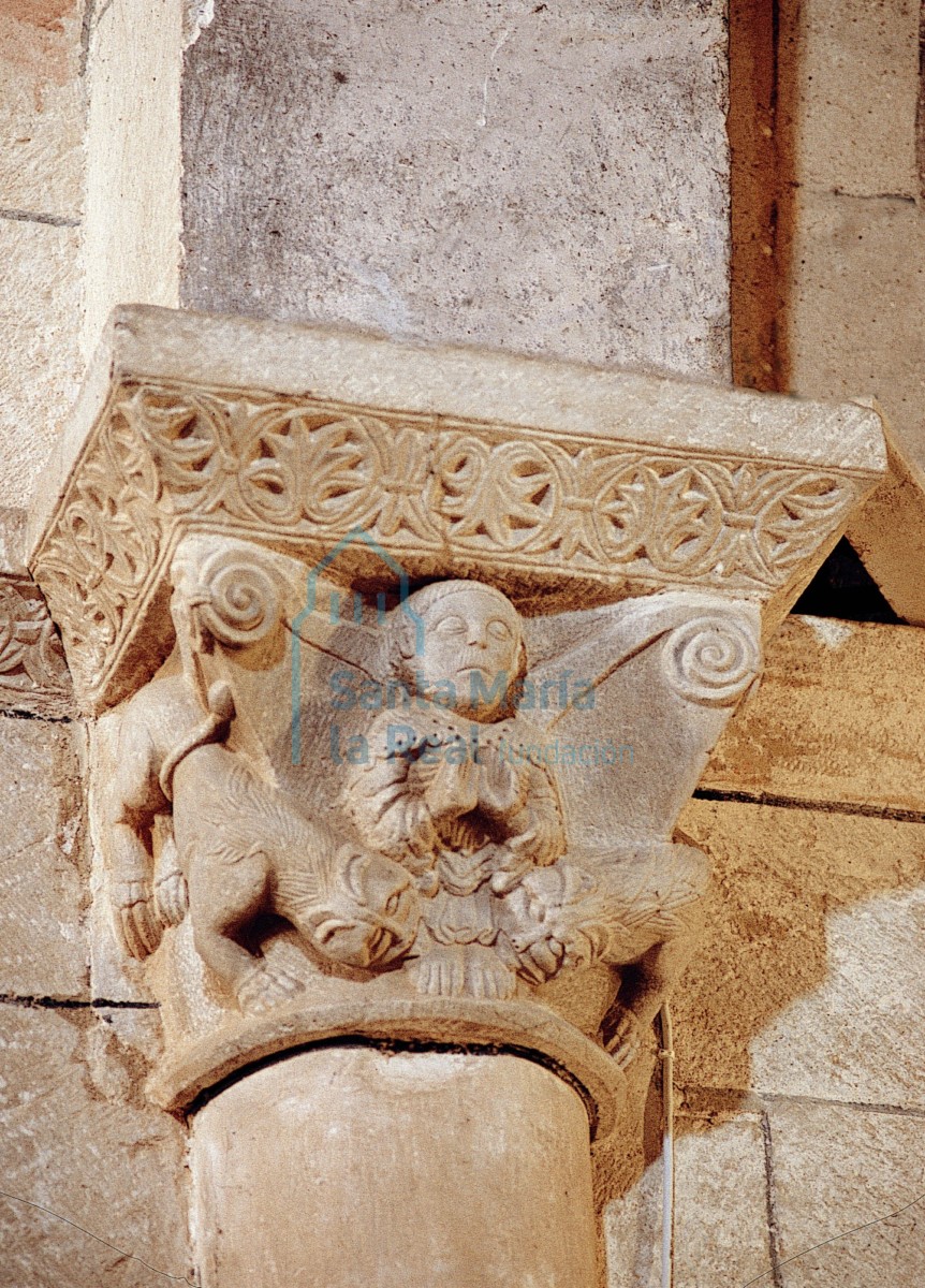 Capitel del arco triunfal. Daniel en el foso