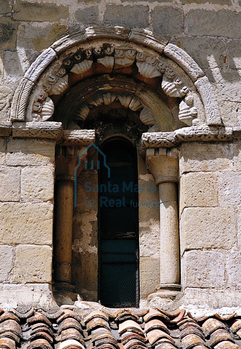 Ventana del muro sur de la nave