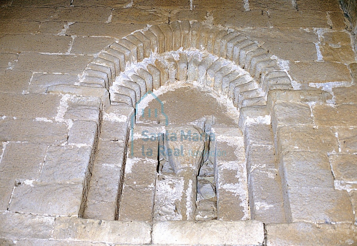 Ventana del cuerpo bajo del hastial occidental
