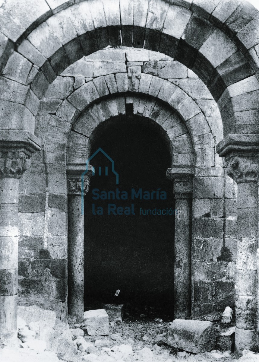 Interior de la iglesia de Quintanaluengos antes de su total destrucción. Tomada de García Guinea, 1961 (1990), lám. 78 bis