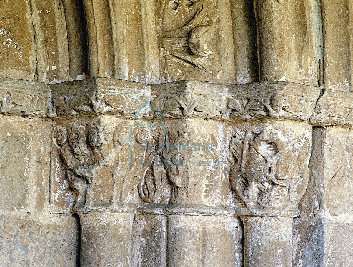 Capiteles de la portada