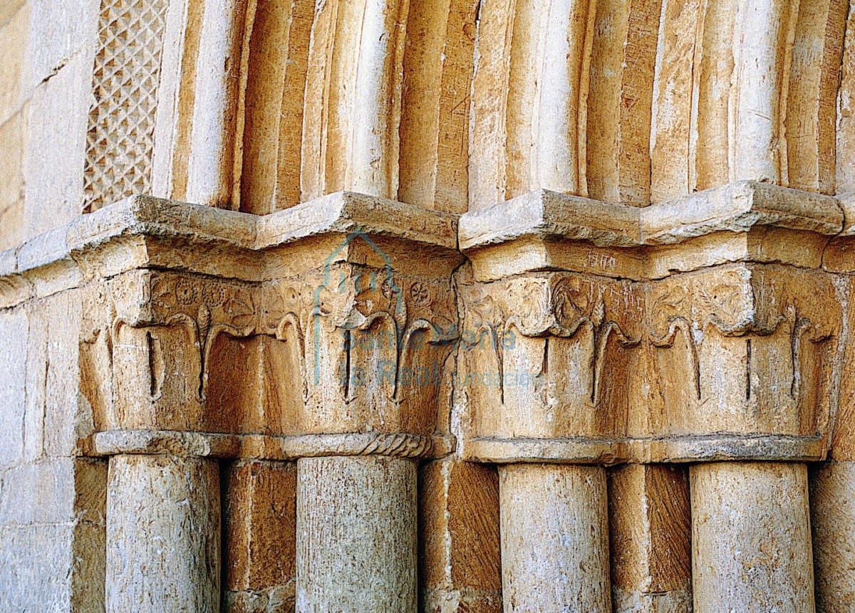 Capiteles de la portada