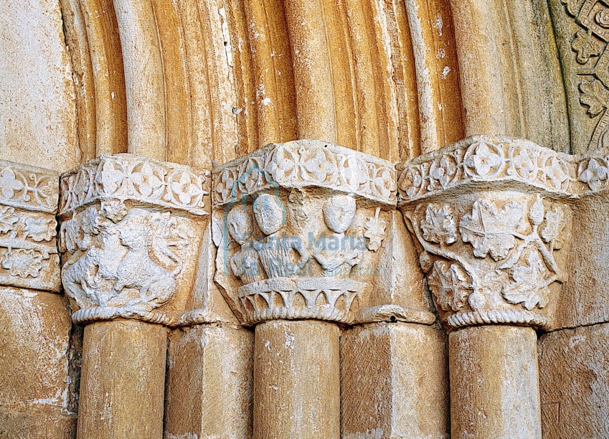 Capiteles de la portada