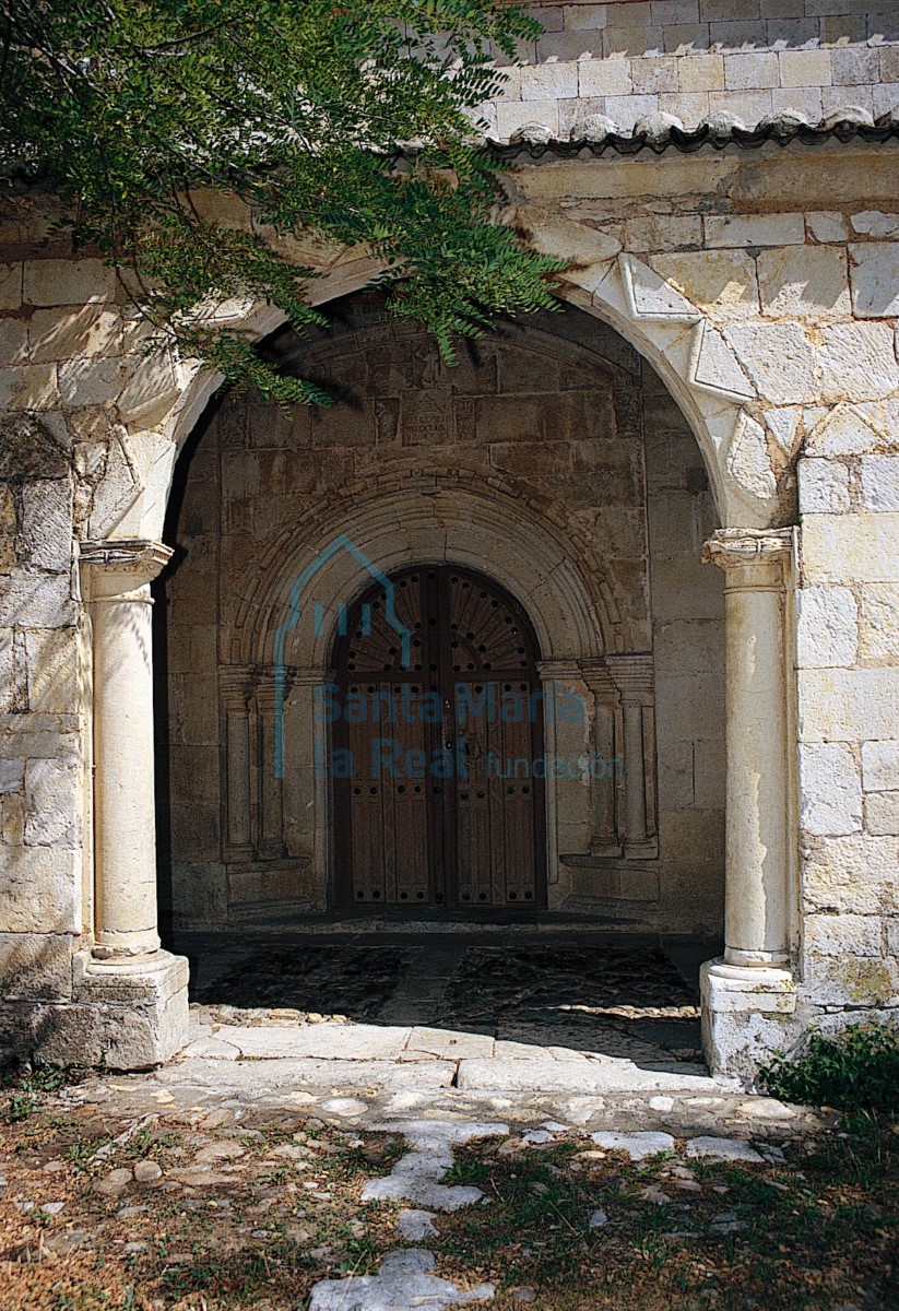 Arco de ingreso al pórtico y portada al fondo