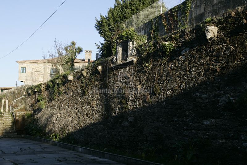 Muro con canecillos románicos