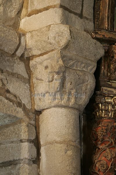 Representación de cuadrúpedos en capitel del ábside