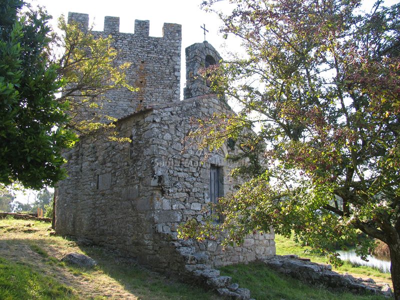 Vista desde el oeste de la ermita y la torre