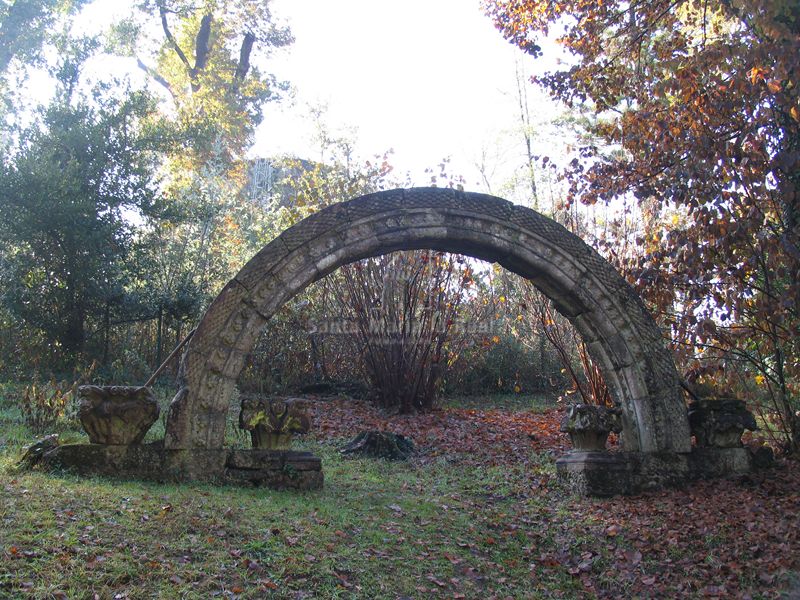 Arco triunfal ubicado en el jardín del antiguo Gran Hotel de Mondariz