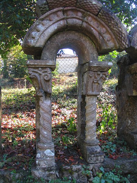 Restos de una ventana del ábside