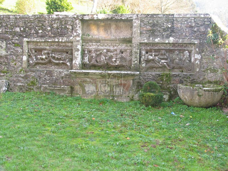 Restos de un antiguo baldaquino gótico y pila bautismal