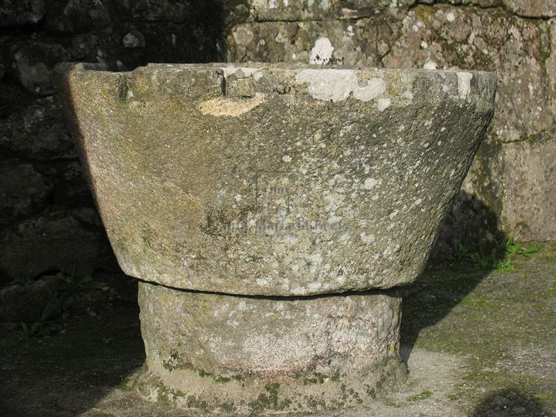 Pila bautismal románica en el exterior del templo